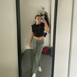 Juicy couture byxor  - Jag säljer mina juicy couture byxor i färgen grön 😻 säljs pga att jag börjar växa ur de💕 nypris 1200kr säljer för 500 men priset kan diskuteras ❤️ kan mötas upp i Göteborg 