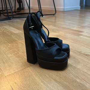 Svarta klackar i satin  - Nya klackskor med platå i satin, aldrig använda 