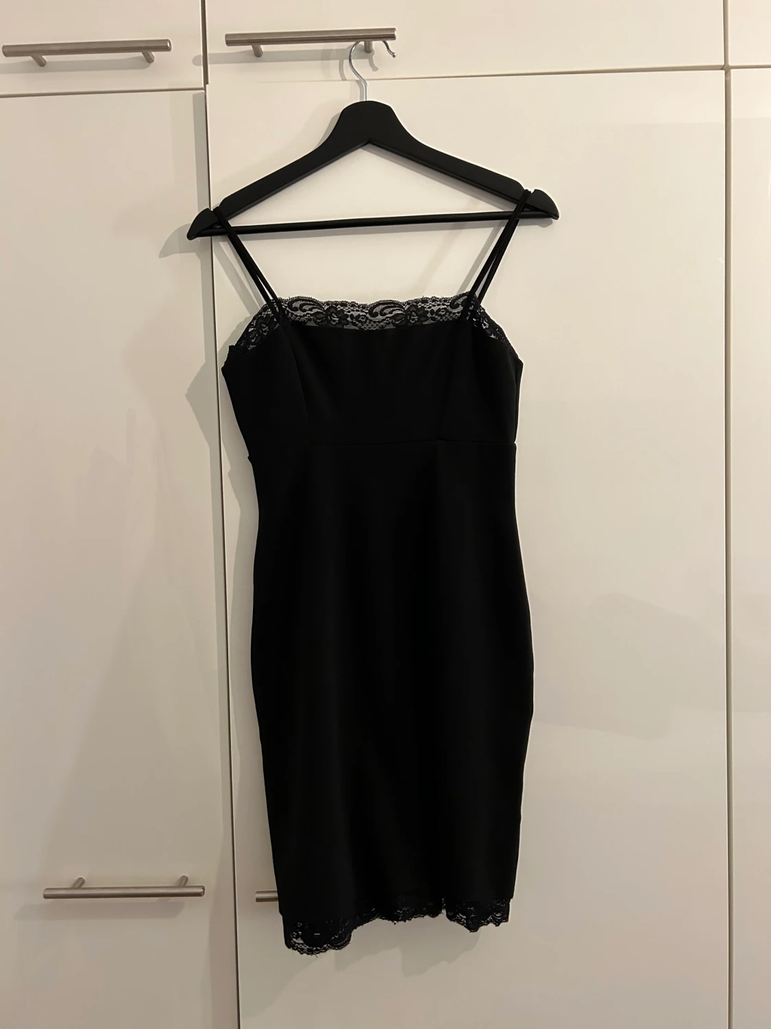 Svart klänning m spetskant 