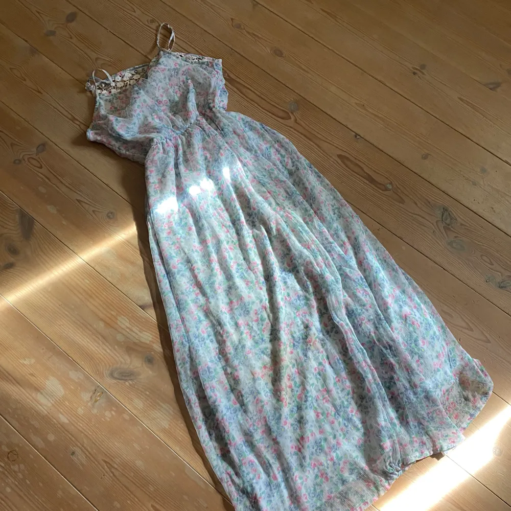 En fin sommar klänning som nu säljs pågrund ut av att den är för liten. Klänningar.