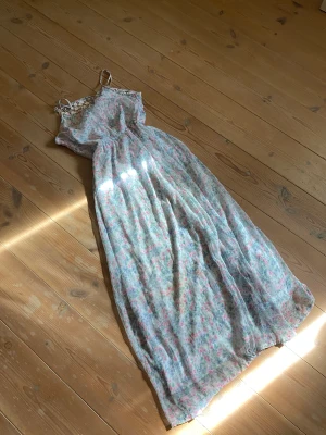 Barn klänning - En fin sommar klänning som nu säljs pågrund ut av att den är för liten