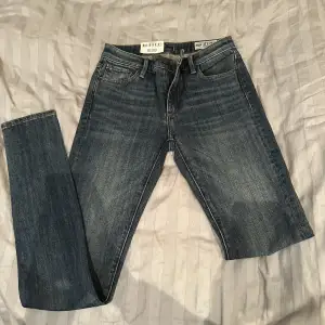 Helt nya Blåa Crocker jeans i storlek 27/32. Aldrig använda och prislappen sitter kvar. Köpta för 599. Pow high.  OBS! Kan vara lite små i storleken. Jag har i vanliga fall 27 i midjan, men dessa får jag inte på mig. 