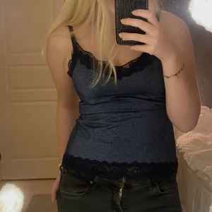 Blå glittrig topp - Fin blåglittrig topp! 