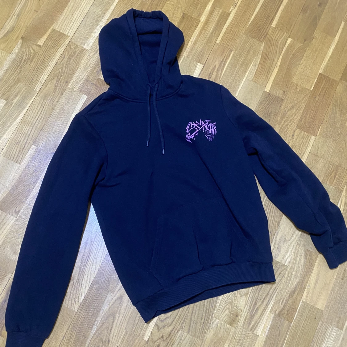 Svart hoodie med tryck på ryggen - 90