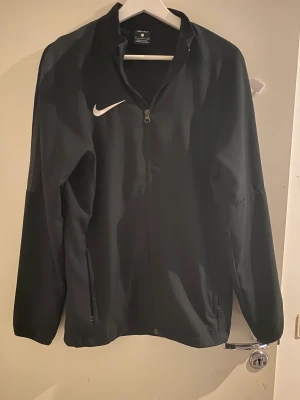 Nike Zip Hoodie  - Nike Zip Hoodie använd vid få tillfällen, skick 9/10 ingen skada på plagget. Köpt från Nikes hemsida. Säljer eftermsom att plagget inte används. 
