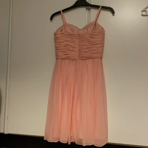 Klänning  - Använd 1 gång  Skick:som ny  Storlek 38 men passar 36