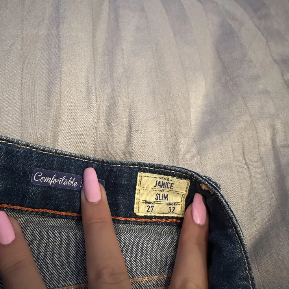 Snygga bootcut jeans från Crocker i storlek 27/32. Ny pris 799. Använda 1-2 gånger. Fint skick. Jeans & Byxor.