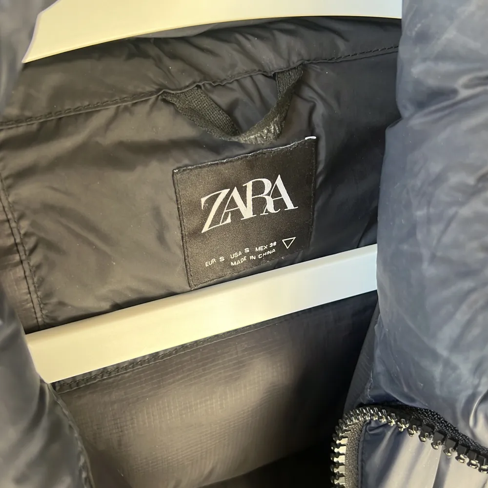 Dunjacka från Zara i storlek S. Bra skick och knappt använd. Marinblå. Jackor.