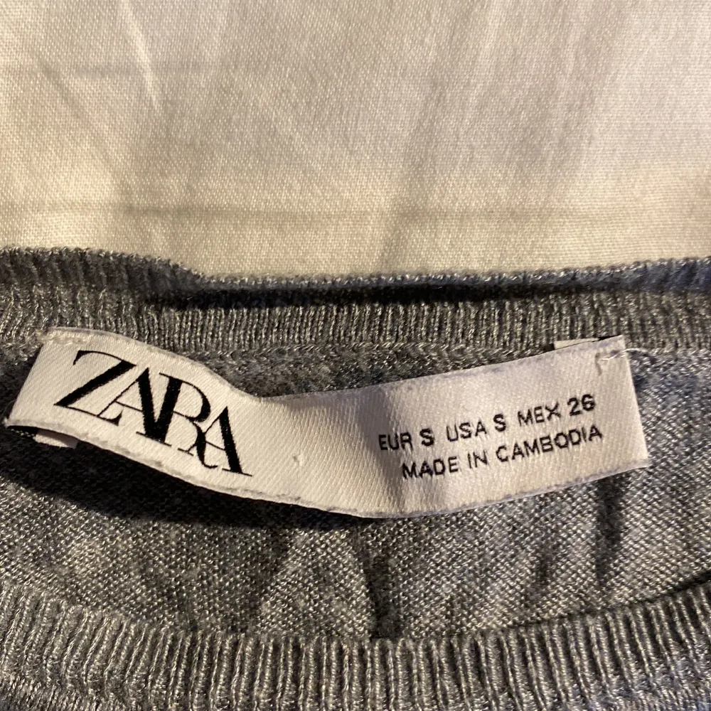 En blå och grå randig tröja ifrån Zara, i storlek S, är använd ganska många gånger men är i bra skick!. Tröjor & Koftor.