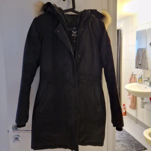 Canada goose jacka  - Canada goose jacka 2XS, modellen parka.  Fint skick, men använd.  Släppt lite vid arm mudden, men inget stort. O liten smink fläck vid halsen, men en tvätt försvinner det med.  Säljer pga blivit förliten.