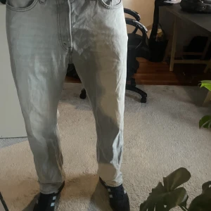 Ljusgråa weekday jeans - Ljusgråa weekday jeans i fint skick! 