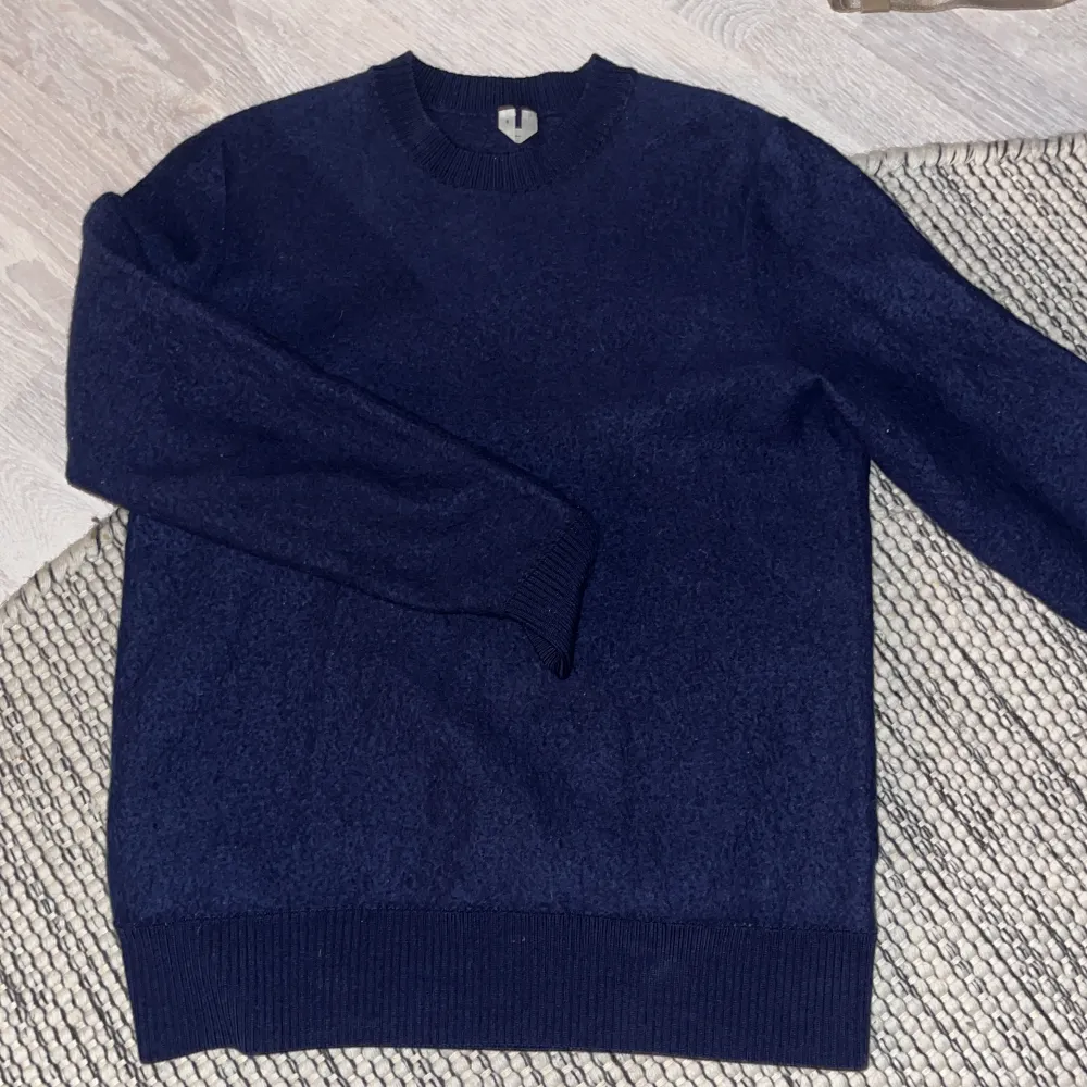 Marinblå tröja från arket som är köpt på Plick. På andra bilden ser man materialet lite bättre💌köpt för 500. Stickat.