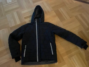 Jacka som har flera åk kvar  - Skidjacka från Peak Performance som fortfarande har många åk kvar att ge. Ficka för liftkort, snölås och putsduk i ena fickan. Har 4 små lagningar på höger arm, se bild. 