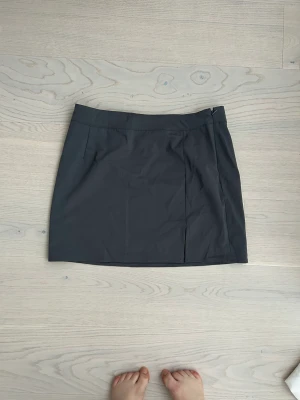 Mini kjol  - Helt ny mini kjol, säljer pga storleken är missvisande. Står 42 men skulle mer passa en 38 då den är jätte liten i storlek