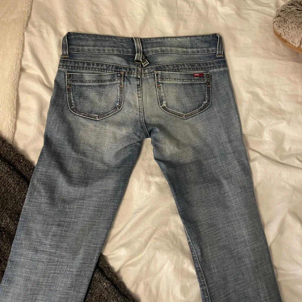 NY BUDGIVNING PÅ DEN NYA ANNONSEN! Så sjukt fina lågmidjade bootcut ONLY jeans som tyvärr var för små på mig. Köpta på sellpy. Inga defekter eller slitningar. ❣️midjemått 76, innerbenslängd 82. Jeans & Byxor.