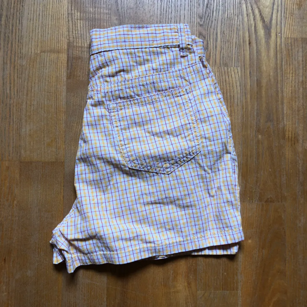 Vintage högmidjade shorts, är mer gula i verkligheten. Rutigt gult och rött mönster. . Shorts.