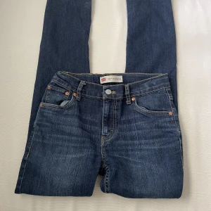 Ett par Levis slim taper låg midjade jeans  - Det här är ett par Levi’s låg mdjade slim taper/skinny jeans med ca 34 cm i midjan, ca 99 cm vid benet och ca  75 cm vid innerbenet.  16 år 176 cm