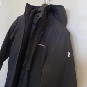 Peak performance jacka - Måste tyvärr sälja min super fina peak performance jacka då den har blivit lite för liten för mig. Helt perfekt skick endast använd ett fåtal gånger, inga defekter som ny bara att skicka iväg ett meddelande för fler bilder ! 