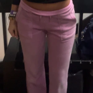 Juciy byxor - Säljer mina rosa juciy byxor storlek xs, bra skick då jag inte användt de ofta alls💕