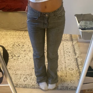 Jeans - Såå fina jeans från gina! Midjemått 76 cm. Vill bli av med allt! Vid SNABB AFFÄR kan jag tänka mig att sänka priset