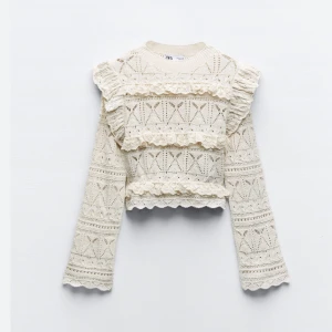 Långärmad zara tröja - Säljer denna tröja från zara då den aldrig komemr till användning,den är super fin nu till hösten, köpte den i butik för 430kr,den är slutsåld på hemsida! ,helt nyskick. haft på mig den 1 gång och den är aldrig tvättad! Hör av vid frågor