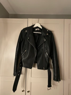 Skinnjacka - Jättefin skinnjacka som är sparsamt använd. Storlek 34. Nypriset ligger på runt 800kr💗