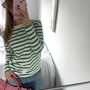 Randig oversized långärmad tröja  - Randig långärmad tröja från Pull&Bear🍓 100% bomull. Inga fläckar eller hål. 