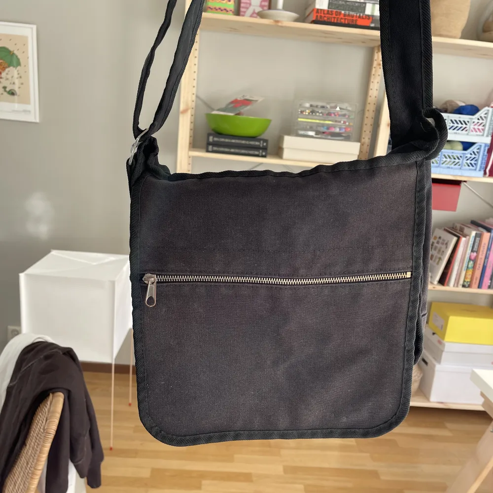 Fin äldre modell av marimekko väska som idag finns i modern tappning🖤 Perfekt till skola!. Väskor.
