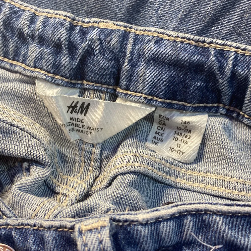 Ett par cargo jeans. Storlek 146-152. Använda ca 5-10 ggr🙌 justerbara i midjan!!. Jeans & Byxor.