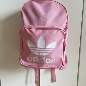 Adidas ryggsäck  - Ljusrosa Adidas ryggsäck. Rymlig, liten fläck uppe till vänster men annars ren. 