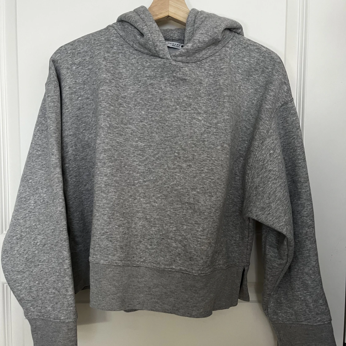 Grå hoodie med luva 