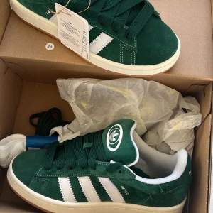 Adidas campus 00 - Intressekoll på mina skit snygga gröna campus 00 som är helt oanvända. Säljer då jag beställde fel storlek och dom inte passar. Slutsålda överallt. Har ni några frågor eller vill ha bilder är de bara att skriva💚