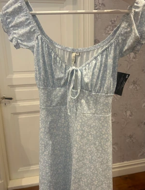 Nelly klänning  - Säljer denna söta kläningen från Nelly i storlek xxs, helt oanvänd och lappen sitter kvar