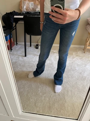Only jeans! - Jeans från ONLY, skitsnygga men tycker inte om hur de sitter på mig😙 innerbendlängd ca 80 cm! Aldrig använda!