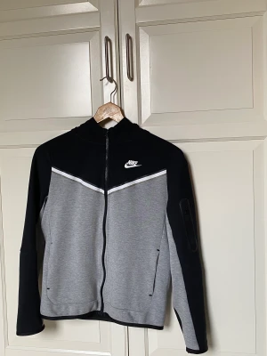Nike tech kofta - Hej säljer nu min Nike tech kofta, nypris 1100kr, finns i Bollebygd. Hör av er vid intresse!
