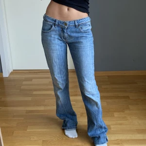 Lågmidjade levis jeans - Lågmidjade levis vintage jeans, midjemåttet: 76 cm och längden är 104cm ☺️✨