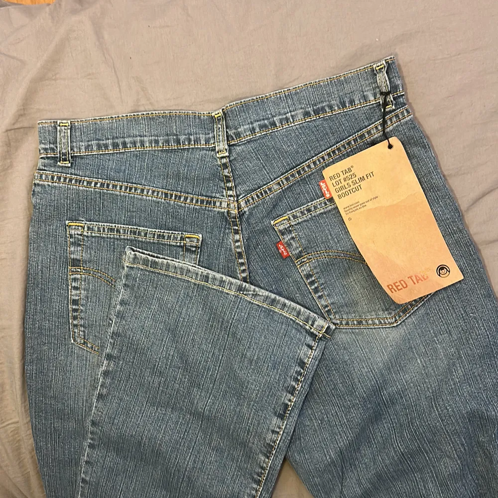 Ett par helt oanvända Levis jeans jag hittat i min mammas garderob från år 1993.  Ny pris 1200kr. Är för långa för mig och därmed säljs.  Från skrevet så är de 78cm långa. . Jeans & Byxor.
