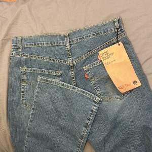 Ett par helt oanvända Levis jeans jag hittat i min mammas garderob från år 1993.  Ny pris 1200kr. Är för långa för mig och därmed säljs.  Från skrevet så är de 78cm långa. 