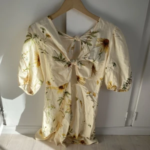 Klänning - Lapp kvar, oanvänd. Köparen står för frakten!