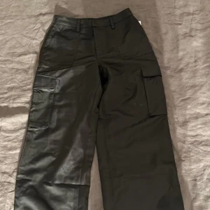 Cargopants  - Helt oanvända glansiga vida cargopants i storlek Xs. 
