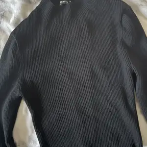 En stickad tröja från Ginatricot med öppen rygg. Aldrig använd. Köpt för 300kr, säljs för 200kr. Skriv för fler bilder, pris kan diskuteras!