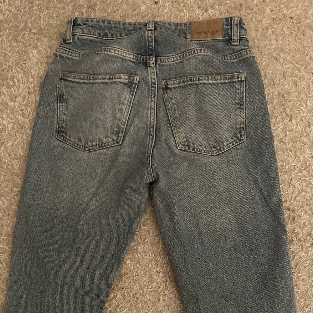 Säljer ett par low/midwaist bootcut jeans i ljusblå ifrån gina tricot💕 benen är utsvängda och var trasiga längst ner från början! . Jeans & Byxor.
