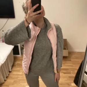Rosa väst  - Så himla söt rosa väst!! Älskar den men kommer tyvärr inte till användning🩷 frakt tillkommer🫶🏼