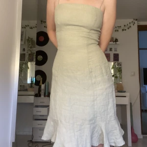 grön klänning  - säljer super fin ljusgrön klänning! bara använd en gång. materialet är som linne!