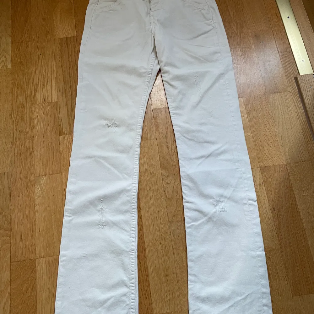 Replay jeans med slitningar och fina detaljer i jättebra skick. Storlek 25/32.. Jeans & Byxor.