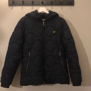 Mörkblå Lyle Scott jacka  - Mörkblå Lyle Scott jacka använd men i bra skick. Nypris runt 2000kr