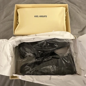 Axel Arigato skor - Passa på och fynda näst intill oanvända arigatos, kartong och allt finns kvar och skickas med.