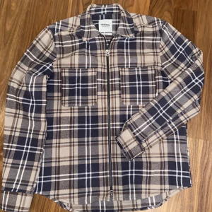 Overshirt rutig  - Perfekt skick 10/10. Köpt för 950kr, säljer pga passar inte min stil längre. Kom privat för fler bilder eller om du har frågor:)