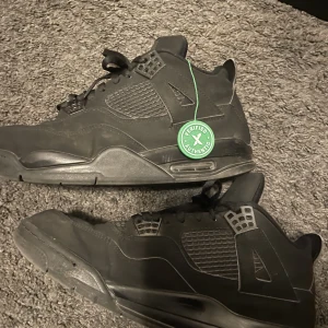 Jordan 4 Black Cat - Köpte på stock X för ungefär 2 år sedan använda runt 10 gånger säljer billigt för samlar till moppe. nypris runt 7-9 tusen kronor tar emot bud