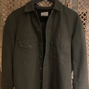 Overshirt Nudie Jeans - Säljer en overshirt från Nudie Jeans i storlek small. Den är sparsamt använd därav mycket bra skick. Regular fit.